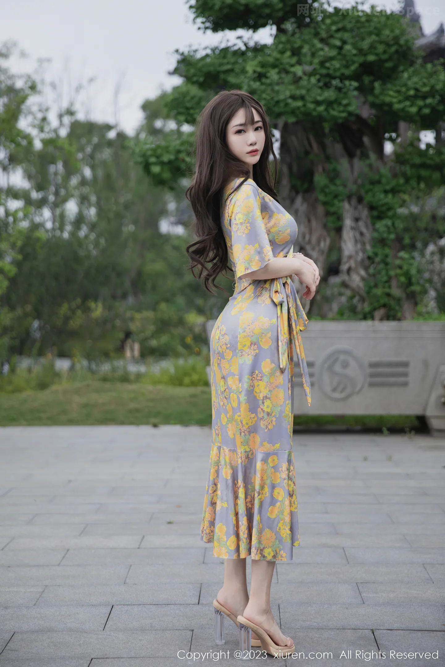 图片[4]-[XiuRen秀人网] VOL.6949 模特严利娅Yuliya性感黄灰色睡裙半撩秀翘臀美腿惹火诱惑写真84P-秀人网官方网站